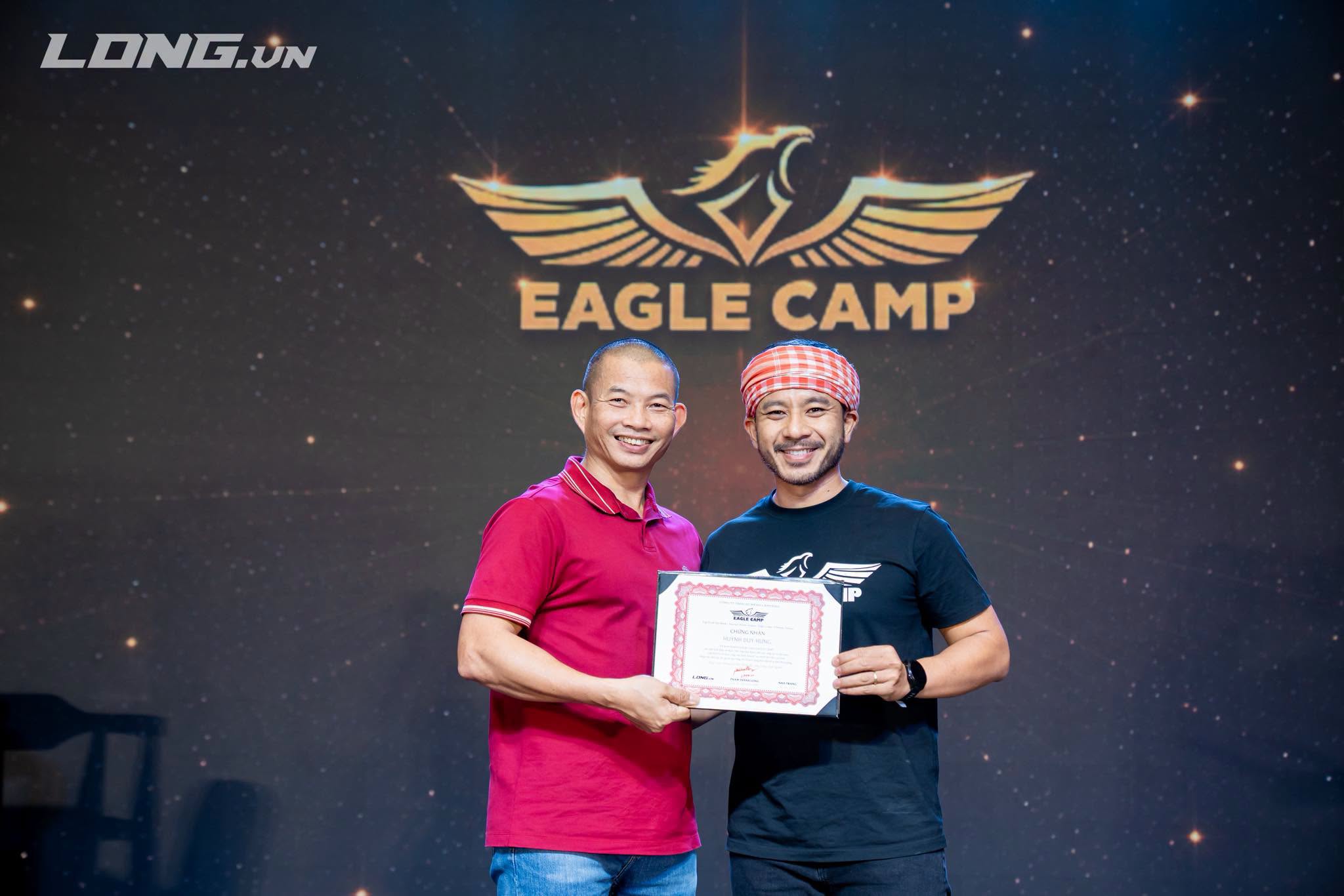 Anh Hưng nhận chứng nhận từ thầy Phạm Thành Long tại Eagle Camp