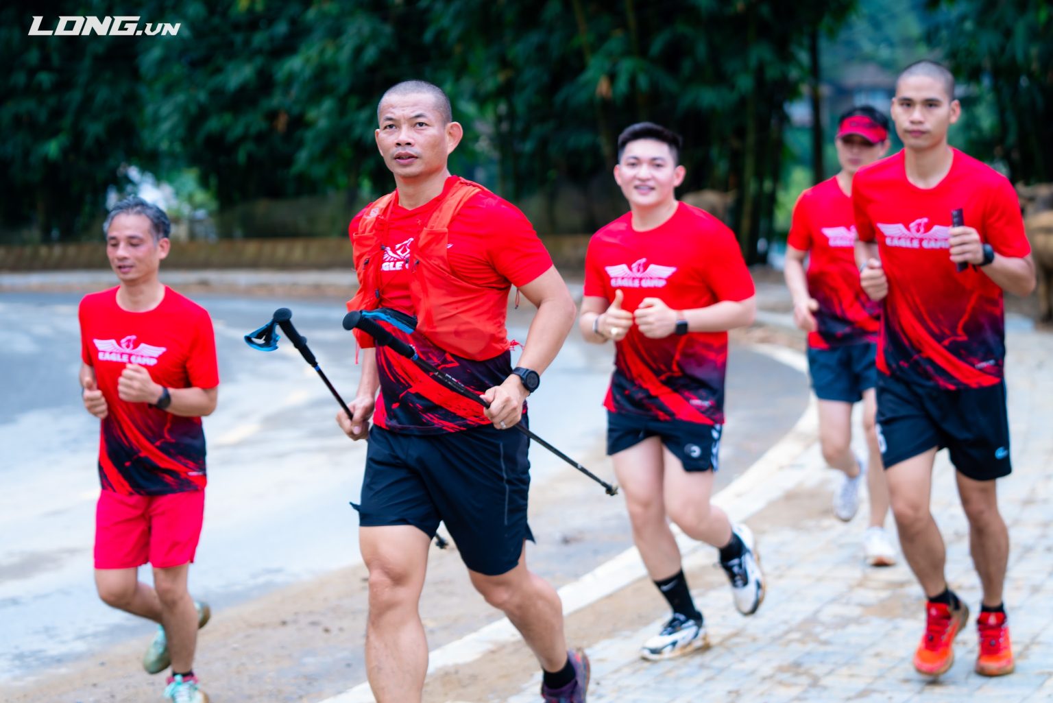 Thầy Phạm Thành Long chạy bộ cùng học viên Eagle Camp